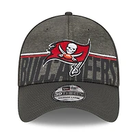 Casquette New Era en étain Tampa Bay Buccaneers 2023 NFL Training Camp 39THIRTY Flex Fit pour homme