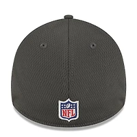 Casquette New Era en étain Tampa Bay Buccaneers 2023 NFL Training Camp 39THIRTY Flex Fit pour homme