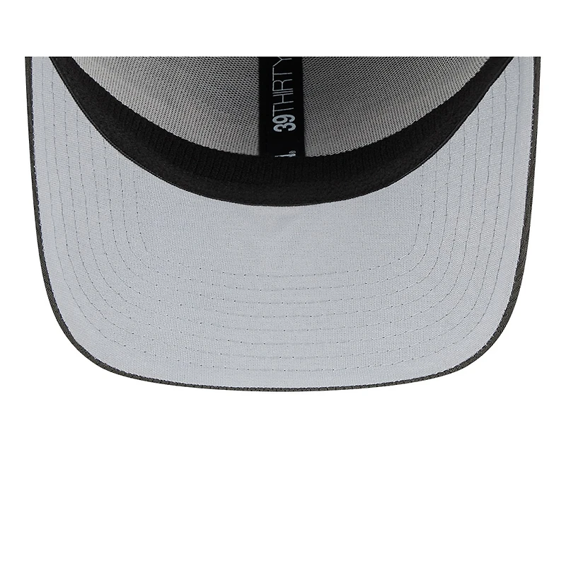 Casquette New Era en étain Tampa Bay Buccaneers 2023 NFL Training Camp 39THIRTY Flex Fit pour homme