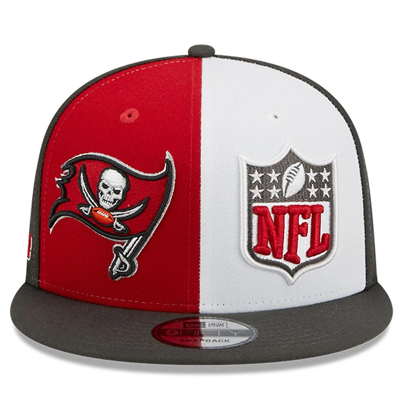 Casquette New Era pour homme Tampa Bay Buccaneers 2023 Sideline 9FIFTY Snapback rouge/étain