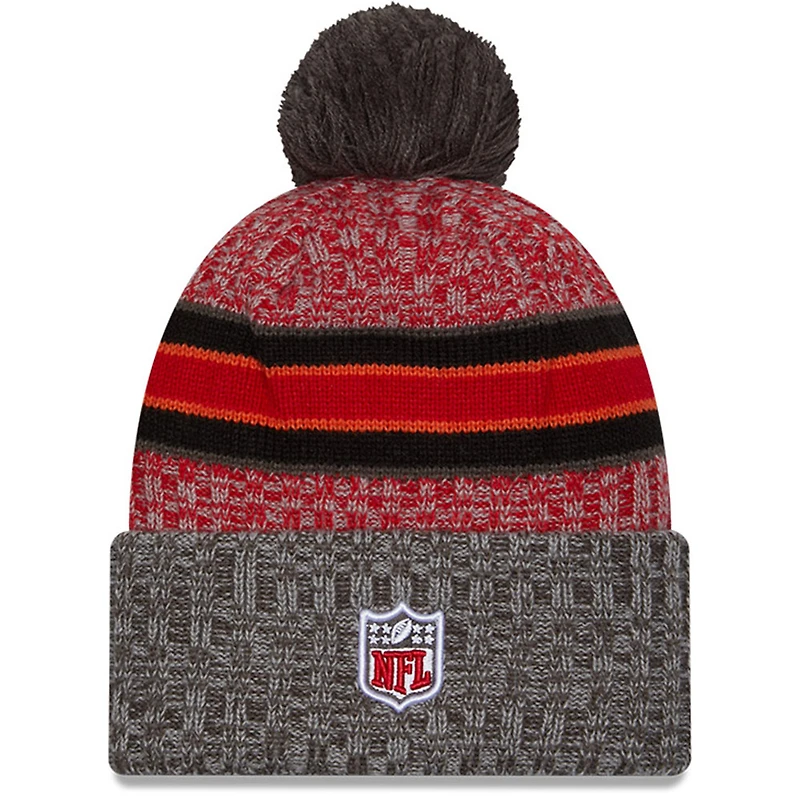 Bonnet en tricot à pompon à revers New Era pour hommes, écarlate/étain, Tampa Bay Buccaneers 2023 Sideline Sport
