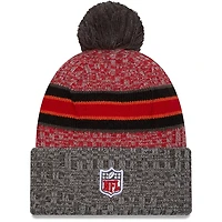 Bonnet en tricot à pompon à revers New Era pour hommes, écarlate/étain, Tampa Bay Buccaneers 2023 Sideline Sport