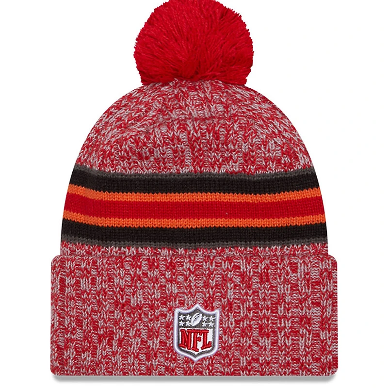 Bonnet en tricot à revers et pompon New Era pour hommes des Tampa Bay Buccaneers 2023 Sideline rouge