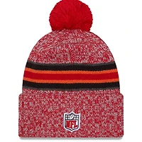 Bonnet en tricot à revers et pompon New Era pour hommes des Tampa Bay Buccaneers 2023 Sideline rouge