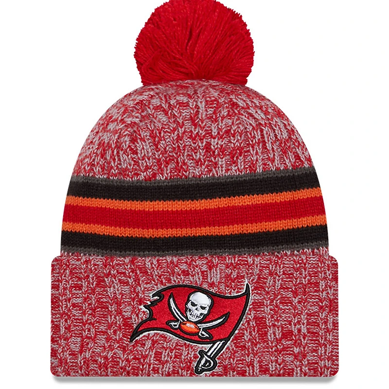 Bonnet en tricot à revers et pompon New Era pour hommes des Tampa Bay Buccaneers 2023 Sideline rouge