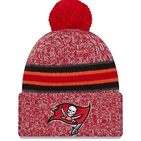 Bonnet en tricot à revers et pompon New Era pour hommes des Tampa Bay Buccaneers 2023 Sideline rouge