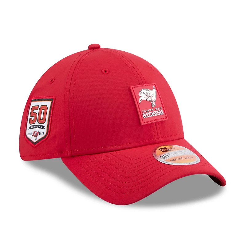 Men's New Era Red Tampa Bay Buccaneers 2025 Sideline 39THIRTY Flex Hat