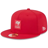 Casquette ajustée New Era 59FIFTY rouge Tampa Bay Buccaneers 2025 Sideline pour homme