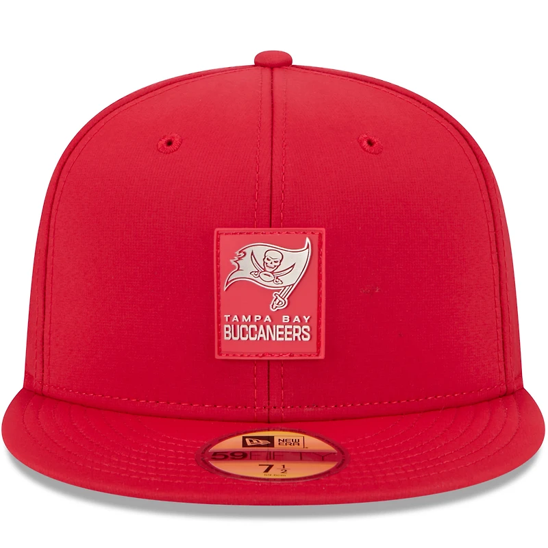 Casquette ajustée New Era 59FIFTY rouge Tampa Bay Buccaneers 2025 Sideline pour homme