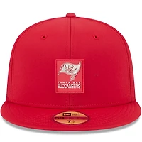 Casquette ajustée New Era 59FIFTY rouge Tampa Bay Buccaneers 2025 Sideline pour homme