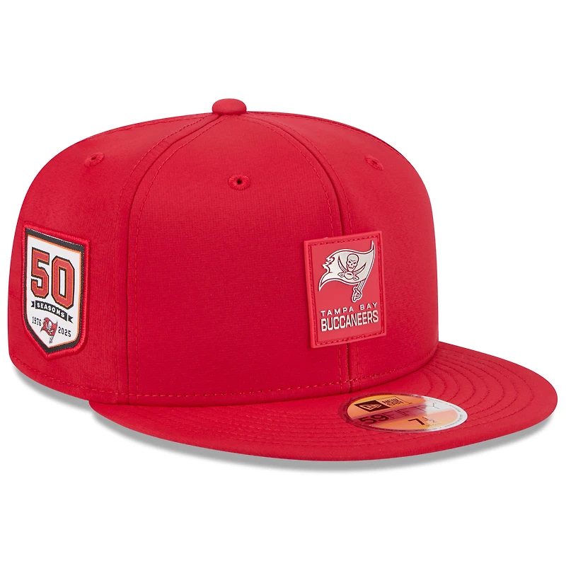 Casquette ajustée New Era 59FIFTY rouge Tampa Bay Buccaneers 2025 Sideline pour homme