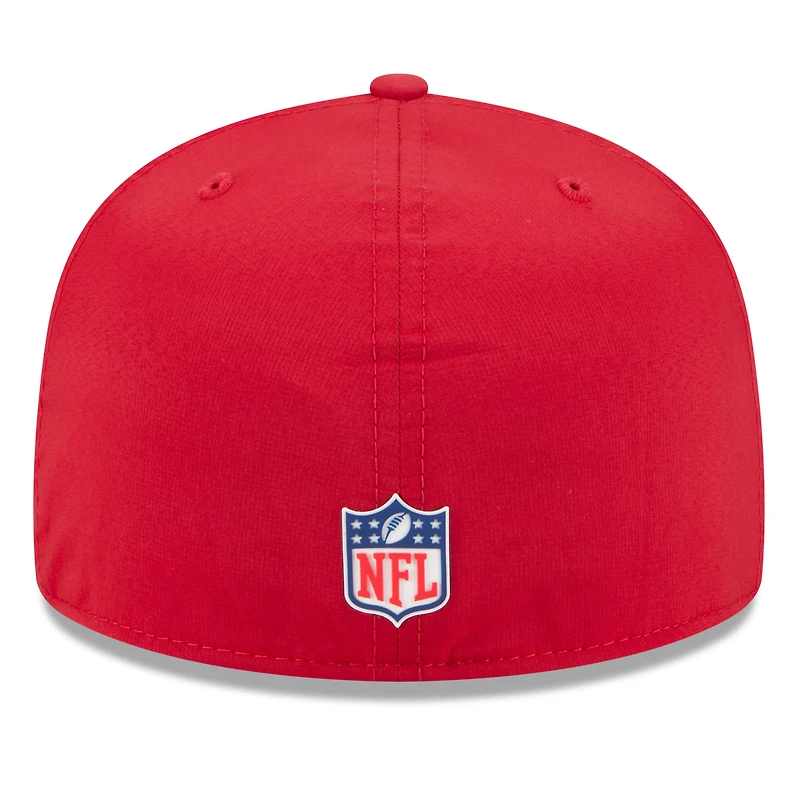 Casquette ajustée New Era 59FIFTY rouge Tampa Bay Buccaneers 2025 Sideline pour homme