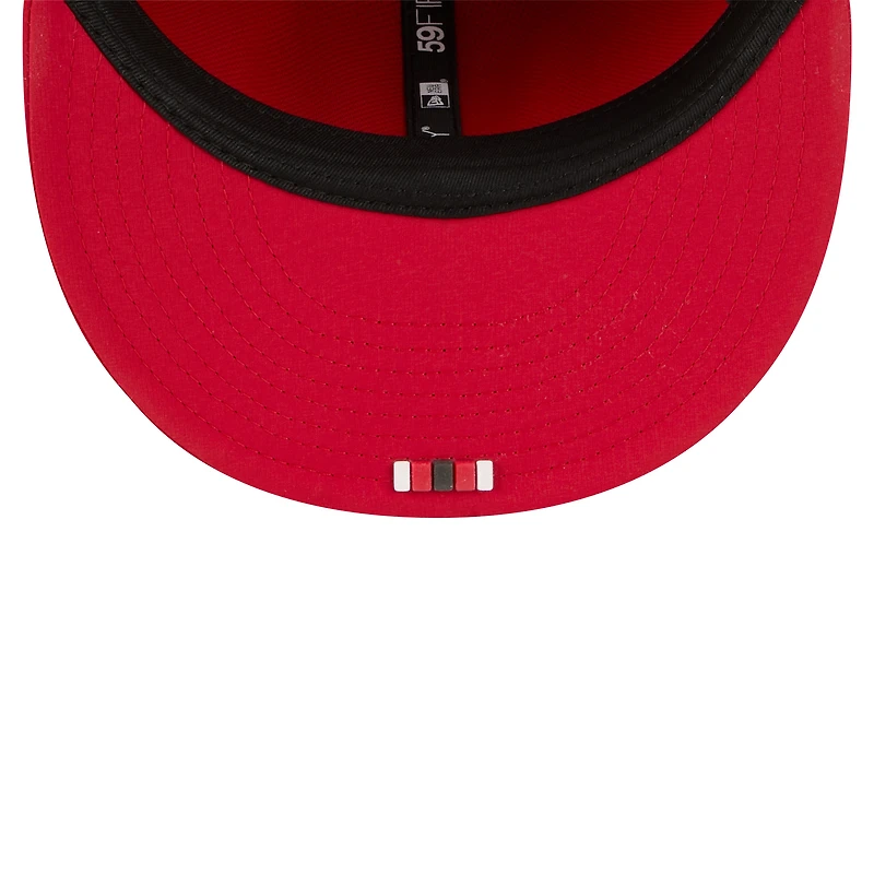 Casquette ajustée New Era 59FIFTY rouge Tampa Bay Buccaneers 2025 Sideline pour homme