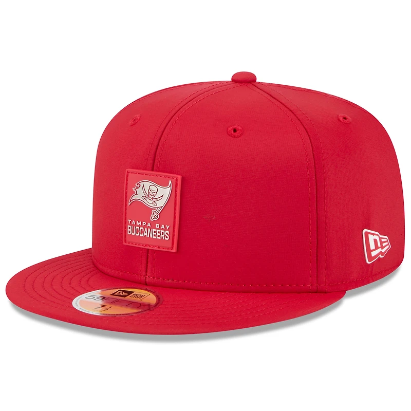 Casquette ajustée New Era 59FIFTY rouge Tampa Bay Buccaneers 2025 Sideline pour homme