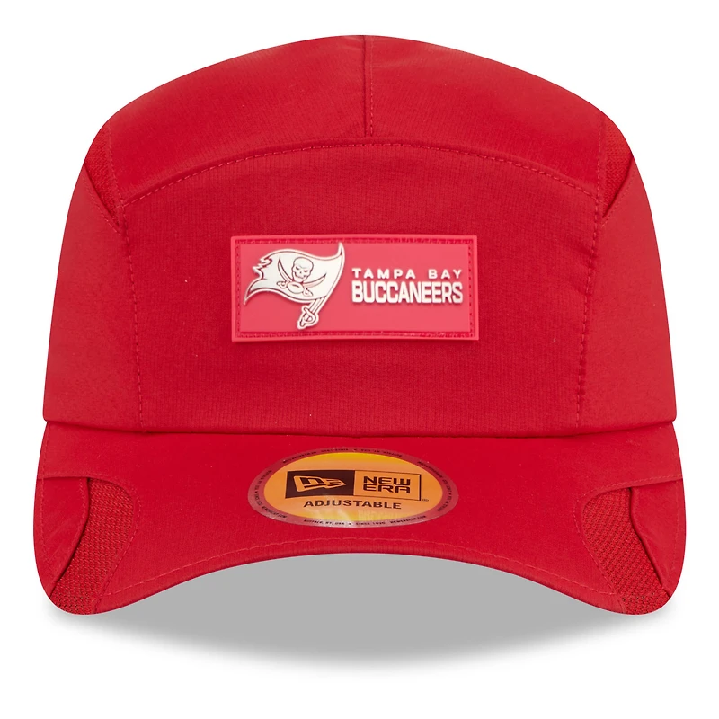 Casquette ajustable rouge Tampa Bay Buccaneers 2025 Sideline Runner pour homme New Era