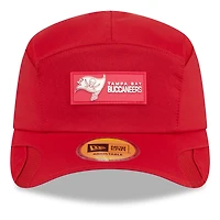 Casquette ajustable rouge Tampa Bay Buccaneers 2025 Sideline Runner pour homme New Era