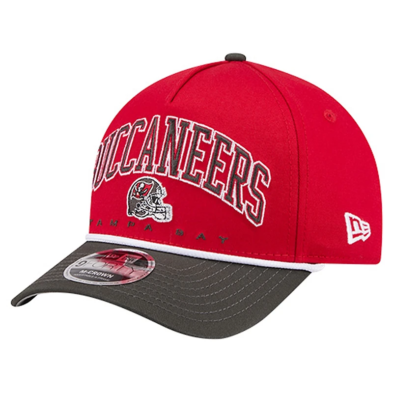 Casquette ajustable New Era Scarlet Tampa Bay Buccaneers Arch 9FORTY A-Frame pour homme