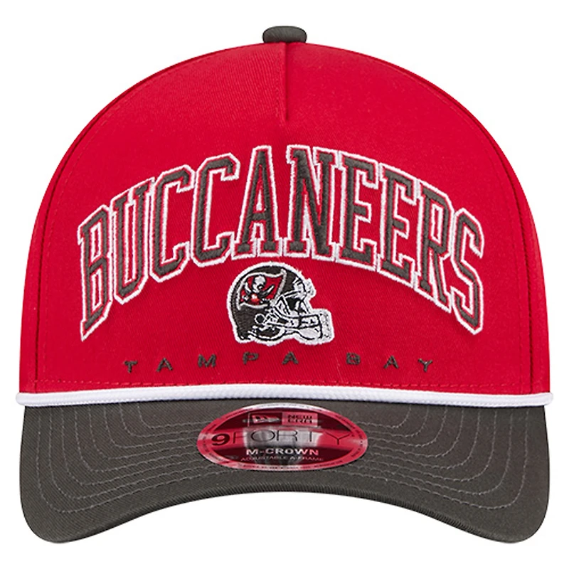Casquette ajustable New Era rouge Tampa Bay Buccaneers Arch COOLERA 9FORTY A-Frame M-Crown pour homme