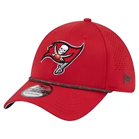 Casquette perforée 39THIRTY Flex rouge des Buccaneers de Tampa Bay pour homme New Era