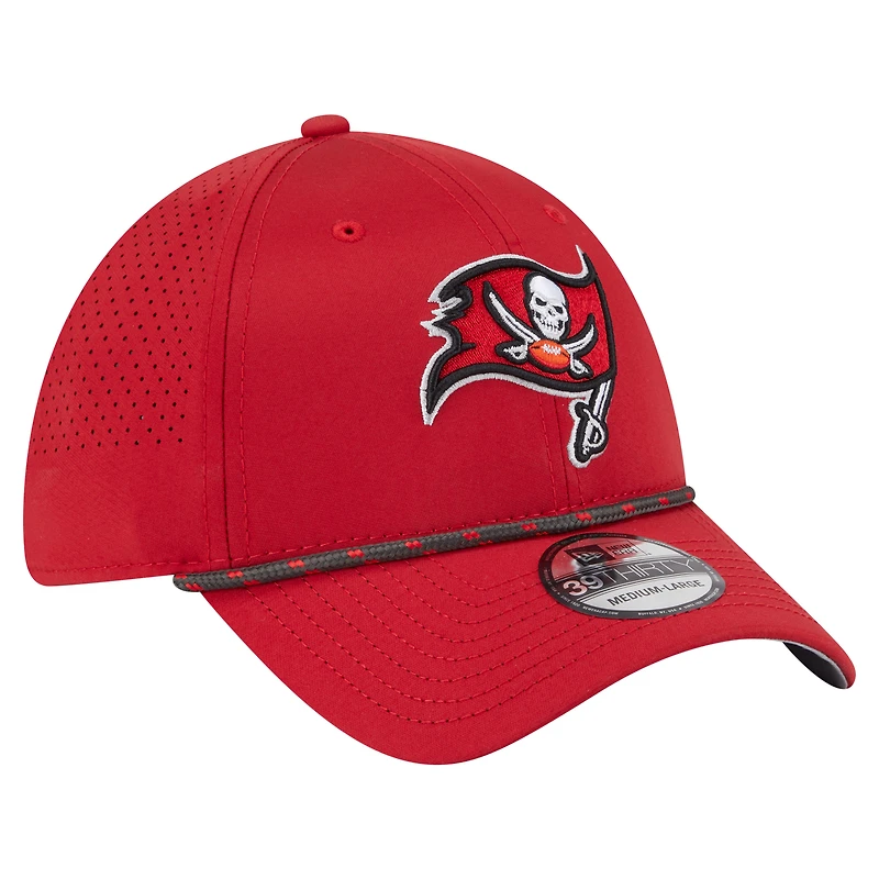 Casquette perforée 39THIRTY Flex rouge des Buccaneers de Tampa Bay pour homme New Era