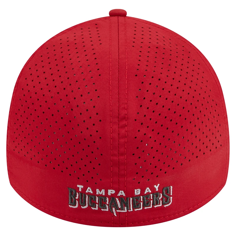 Casquette perforée 39THIRTY Flex rouge des Buccaneers de Tampa Bay pour homme New Era