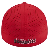Casquette perforée 39THIRTY Flex rouge des Buccaneers de Tampa Bay pour homme New Era
