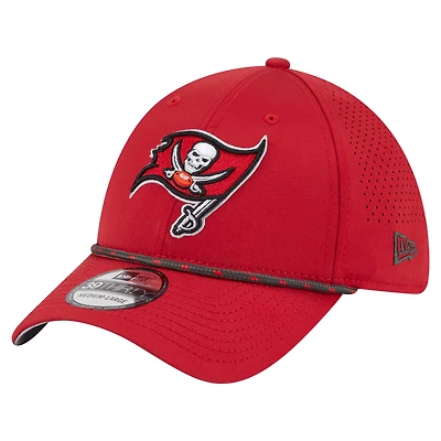 Casquette perforée 39THIRTY Flex rouge des Buccaneers de Tampa Bay pour homme New Era