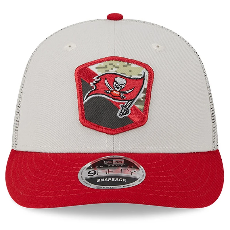 Casquette ajustée 59FIFTY Low Profile 59FIFTY des Tampa Bay Buccaneers 2023 Salute To Service New Era pour hommes