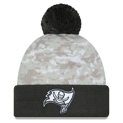 Bonnet en tricot à revers et pompon pour homme New Era Tampa Bay Buccaneers 2024 Salute To Service Digital Camo blanc/graphite