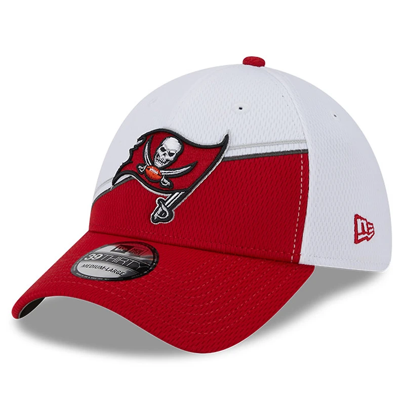 Casquette flex 39THIRTY Sideline 2023 des Tampa Bay Buccaneers New Era pour homme, blanc/rouge