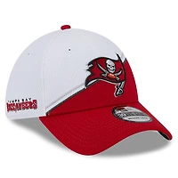 Casquette flex 39THIRTY Sideline 2023 des Tampa Bay Buccaneers New Era pour homme, blanc/rouge