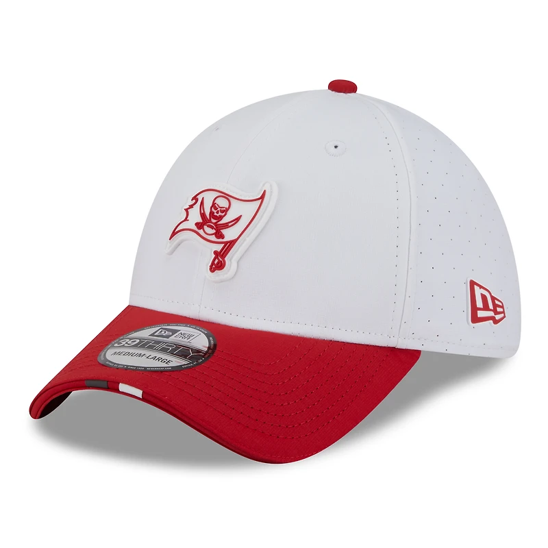Casquette New Era 39THIRTY Flex blanche/rouge pour homme, camp d'entraînement NFL 2025 des Tampa Bay Buccaneers