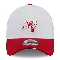 Men's New Era  White/Red Tampa Bay Buccaneers 2025 NFL Training Camp 39THIRTY Flex Hat