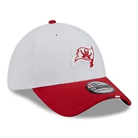 Men's New Era  White/Red Tampa Bay Buccaneers 2025 NFL Training Camp 39THIRTY Flex Hat