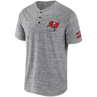 Collection NFL x Darius Rucker pour hommes par Fanatics T-shirt Henley flammé gris chiné des Buccaneers de Tampa Bay