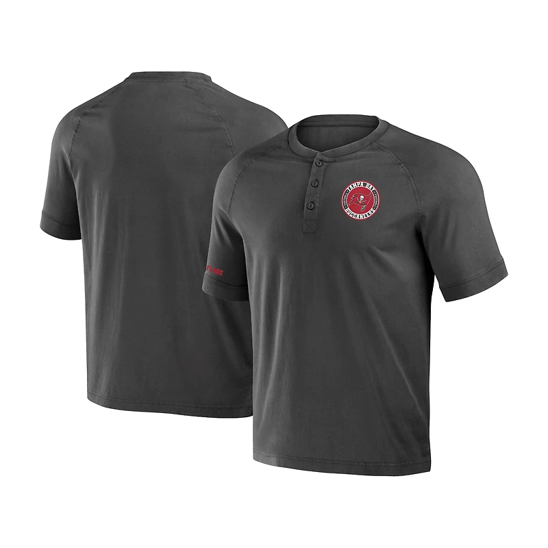 T-shirt Henley délavé NFL x Darius Rucker pour homme, collection Fanatics, couleur étain, Tampa Bay Buccaneers