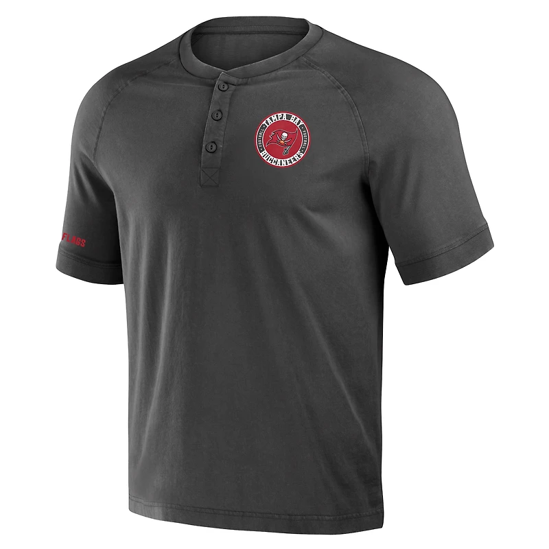 T-shirt Henley délavé NFL x Darius Rucker pour homme, collection Fanatics, couleur étain, Tampa Bay Buccaneers
