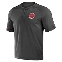 T-shirt Henley délavé NFL x Darius Rucker pour homme, collection Fanatics, couleur étain, Tampa Bay Buccaneers