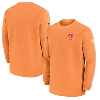 Haut à manches longues Nike orange pour homme avec logo alternatif des Buccaneers de Tampa Bay
