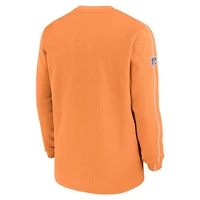 Haut à manches longues Nike orange pour homme avec logo alternatif des Buccaneers de Tampa Bay