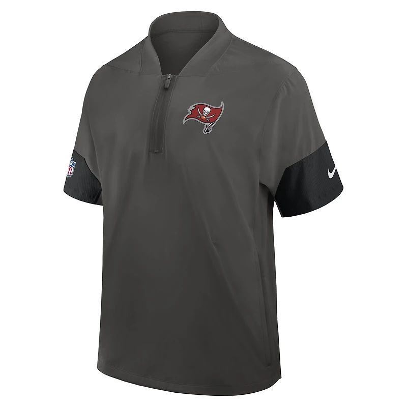 Veste d'entraîneur Nike Performance à manches courtes et quart de zip pour homme, couleur étain, des Tampa Bay Buccaneers