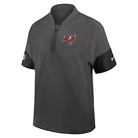 Veste d'entraîneur Nike Performance à manches courtes et quart de zip pour homme, couleur étain, des Tampa Bay Buccaneers