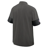 Veste d'entraîneur Nike Performance à manches courtes et quart de zip pour homme, couleur étain, des Tampa Bay Buccaneers