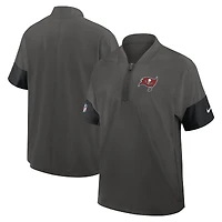 Veste d'entraîneur Nike Performance à manches courtes et quart de zip pour homme, couleur étain, des Tampa Bay Buccaneers