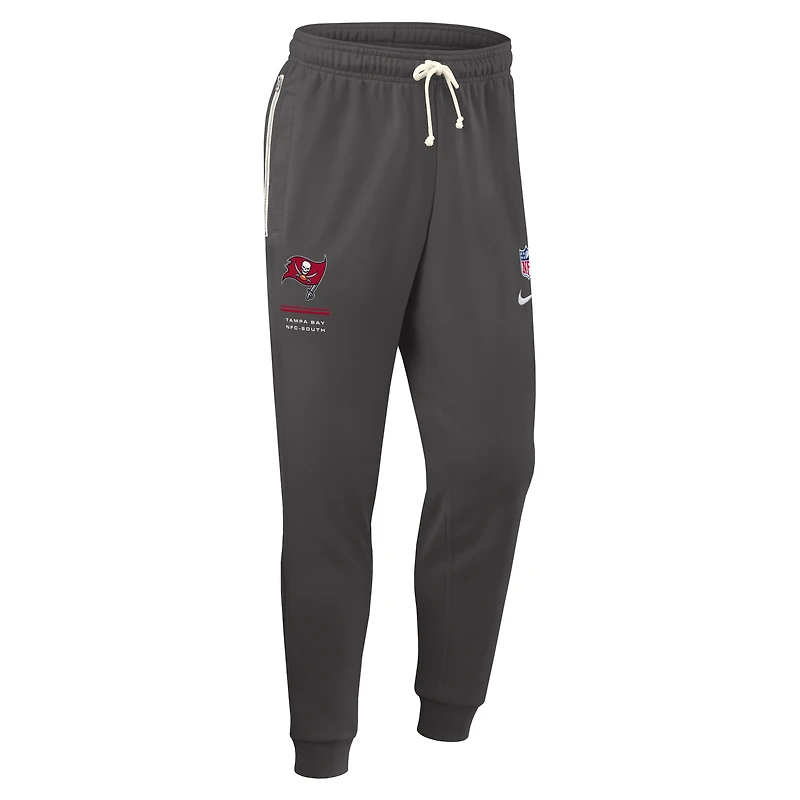 Pantalon Nike Sideline Standard Issue Dri-FIT Taper couleur étain pour homme des Buccaneers de Tampa Bay