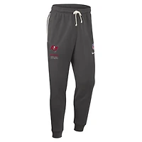 Pantalon Nike Sideline Standard Issue Dri-FIT Taper couleur étain pour homme des Buccaneers de Tampa Bay