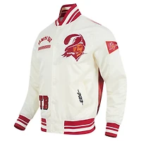 Veste à boutons-pression en satin sublimé Pro Standard Cream Tampa Bay Buccaneers pour homme