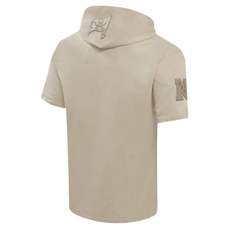 Sweat à capuche manches courtes pour homme Pro Standard Tan Tampa Bay Buccaneers Neutrals Capsule