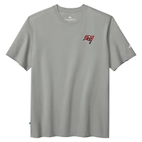 T-shirt Tommy Bahama gris pour homme des Tampa Bay Buccaneers Huddle & Hang Tens