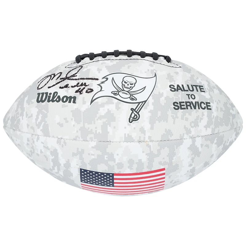 Mike Alstott, joueur de football américain des Tampa Bay Buccaneers, a dédicacé le Salute To Service 2024 de Wilson.